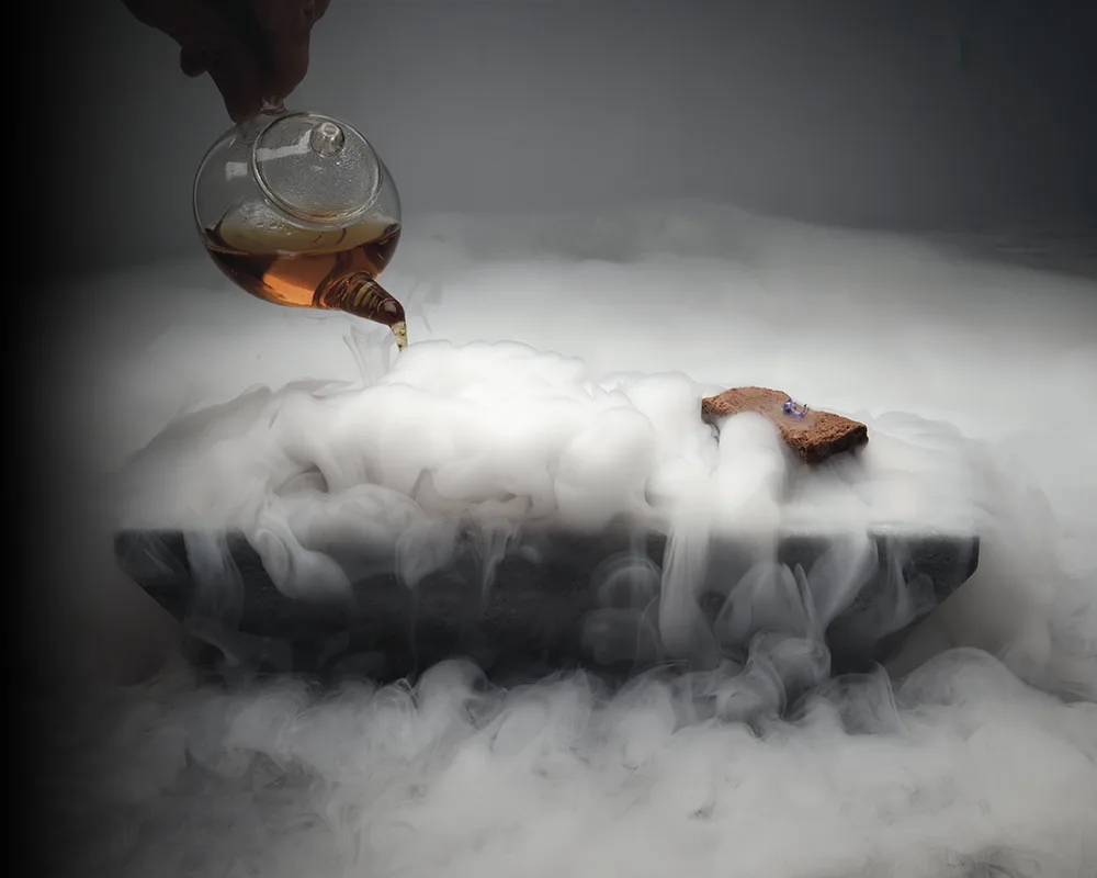 Niebla cayendo sobre el plato en la mesa