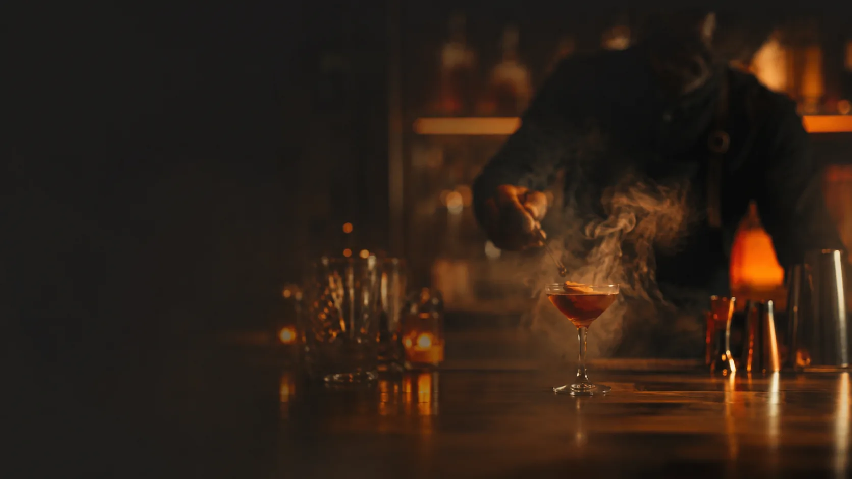 Bartender terminando un trago en barra antes del servicio