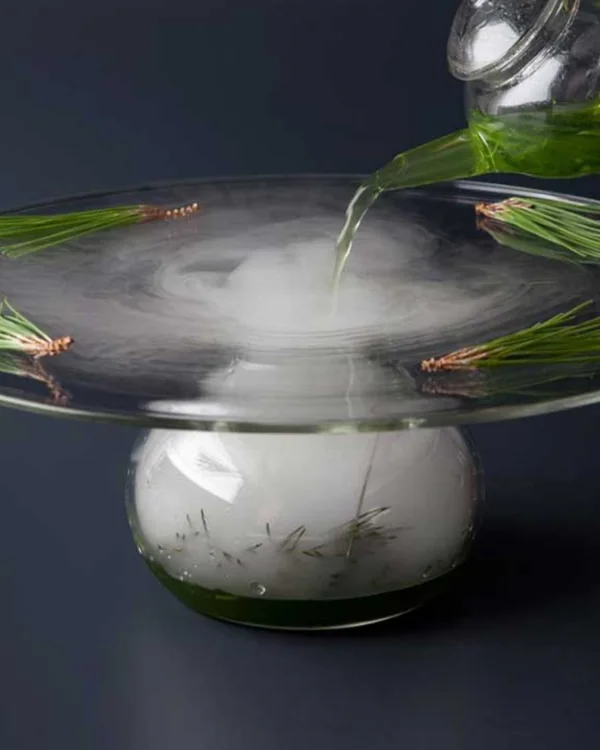 Plato de servicio diseñado para retener la niebla